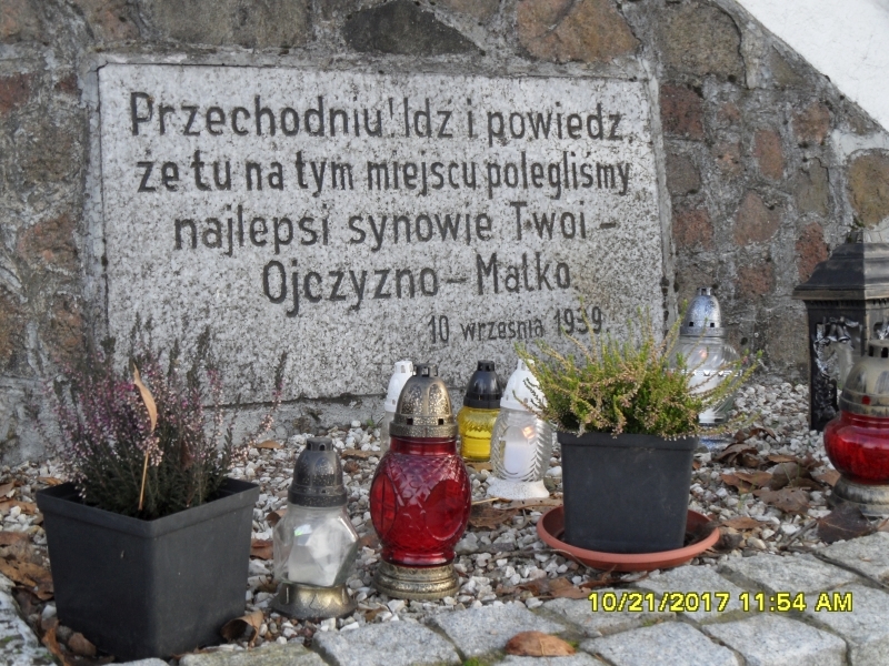 Niewolno, wymowny  napis na pomniku. - Niewolno, wymowny  napis na pomniku.