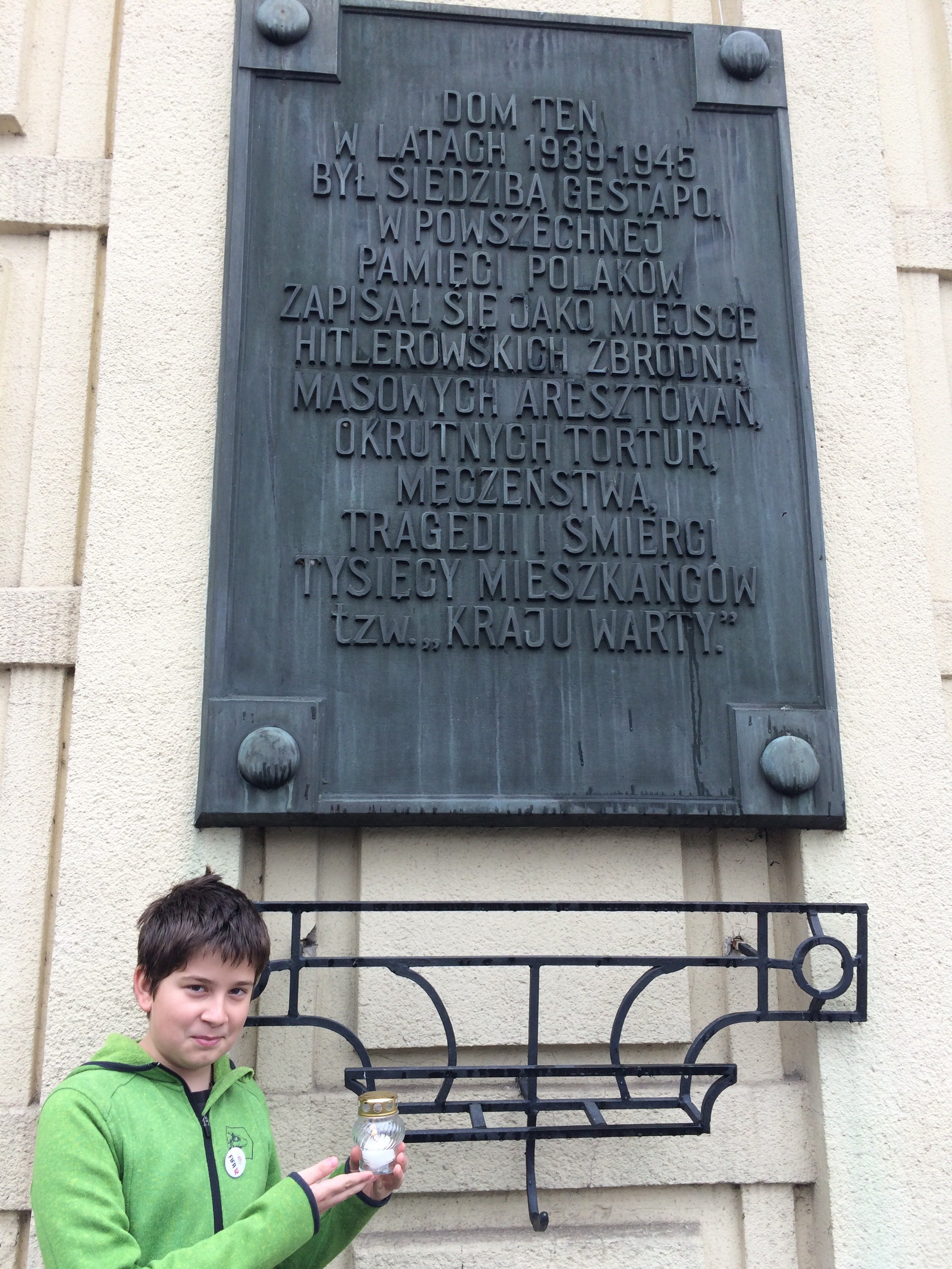 Tomasz Graczyk kl. 7b, Szkoła Podstawowa nr 51 w Poznaniu. Znicze zapalone pod Domem Żołnierza, gdzie w czasie II wojny światowej mieściła się siedziba Gestapo