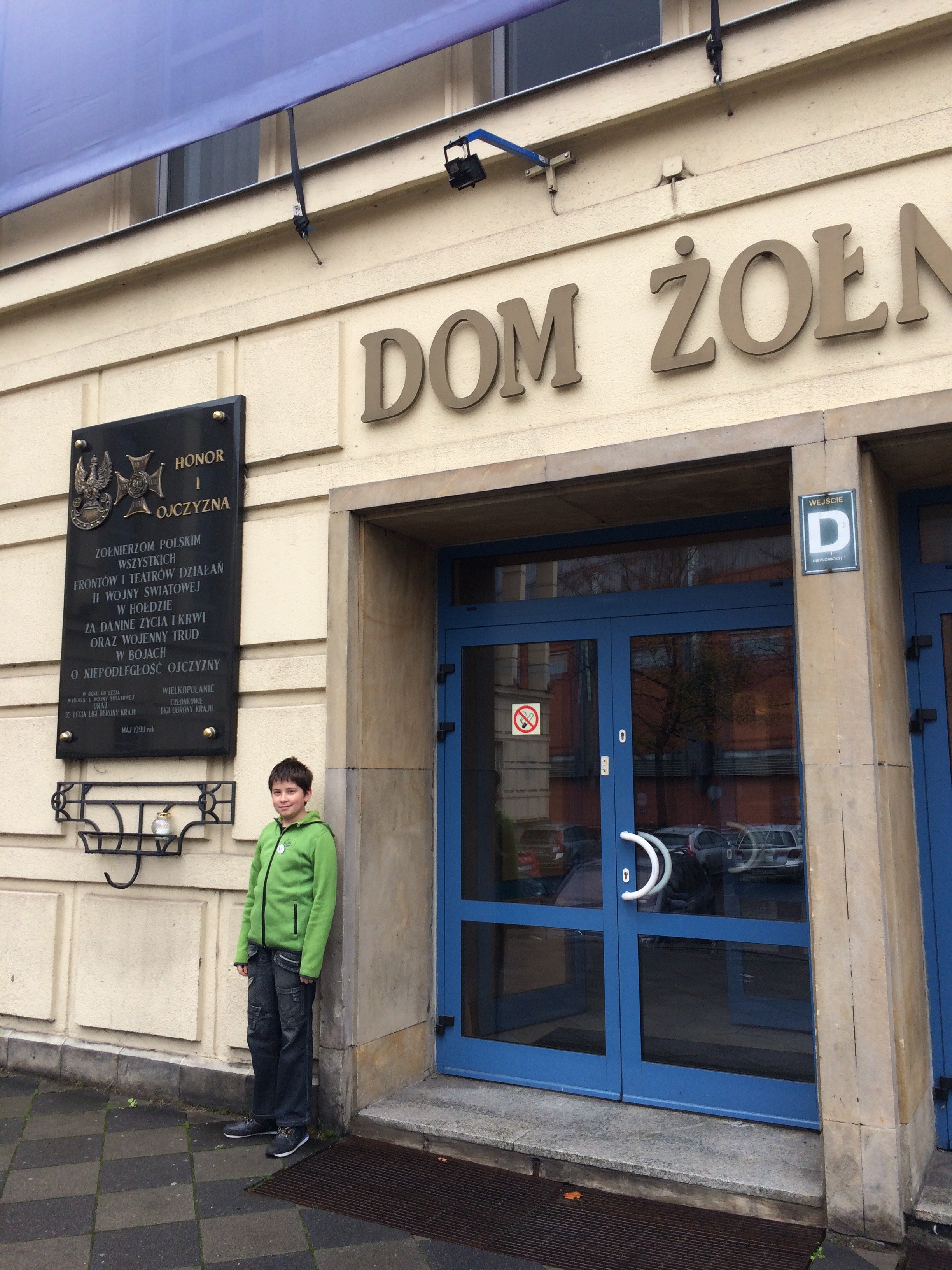 Tomasz Graczyk kl. 7b, Szkoła Podstawowa nr 51 w Poznaniu. Znicze zapalone pod Domem Żołnierza, gdzie w czasie II wojny światowej mieściła się siedziba Gestapo