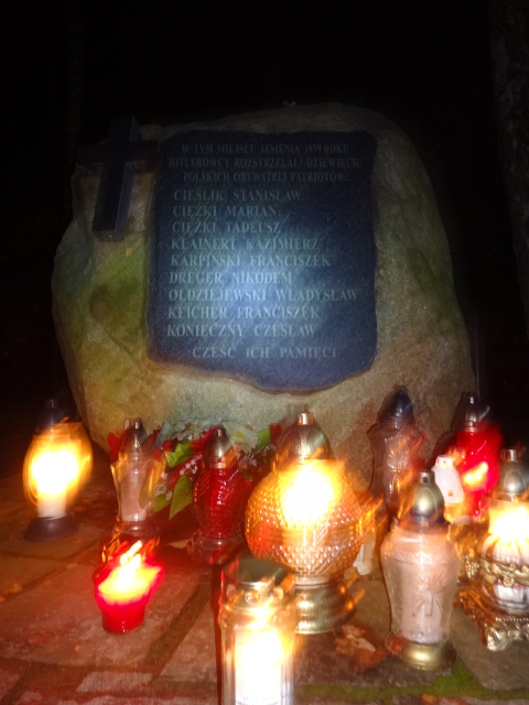 Oddział Ułanów Miasta Poznania zapalił znicz w miejscu straceń na skraju lasu w Murowanej Goślinie