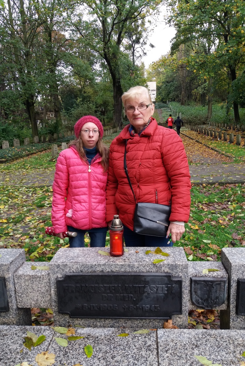 Marta Kuźma z babcią i mamą zapaliła znicze na na Cytadeli na grobie doktora Witaszka na grobie pomordowanych w obozie w Żabikowie, w Forcie VII przy Ścianie Śmierci oraz przy Dębie upamiętniającym zamordowanego w Katyniu porucznika Tadeusza Majchrzaka 