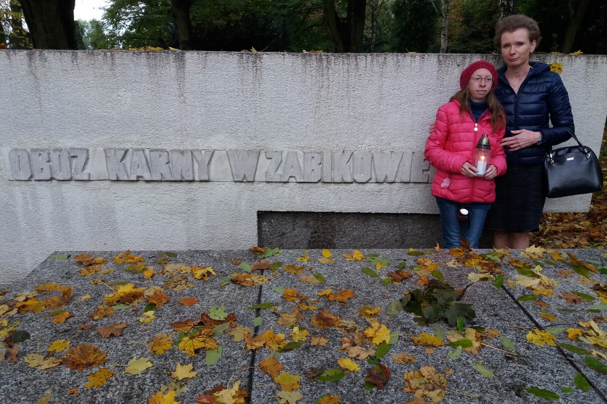 Marta Kuźma z babcią i mamą zapaliła znicze na na Cytadeli na grobie doktora Witaszka na grobie pomordowanych w obozie w Żabikowie, w Forcie VII przy Ścianie Śmierci oraz przy Dębie upamiętniającym zamordowanego w Katyniu porucznika Tadeusza Majchrzaka 