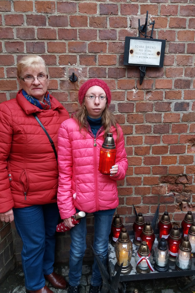 Marta Kuźma z babcią i mamą zapaliła znicze na na Cytadeli na grobie doktora Witaszka na grobie pomordowanych w obozie w Żabikowie, w Forcie VII przy Ścianie Śmierci oraz przy Dębie upamiętniającym zamordowanego w Katyniu porucznika Tadeusza Majchrzaka 