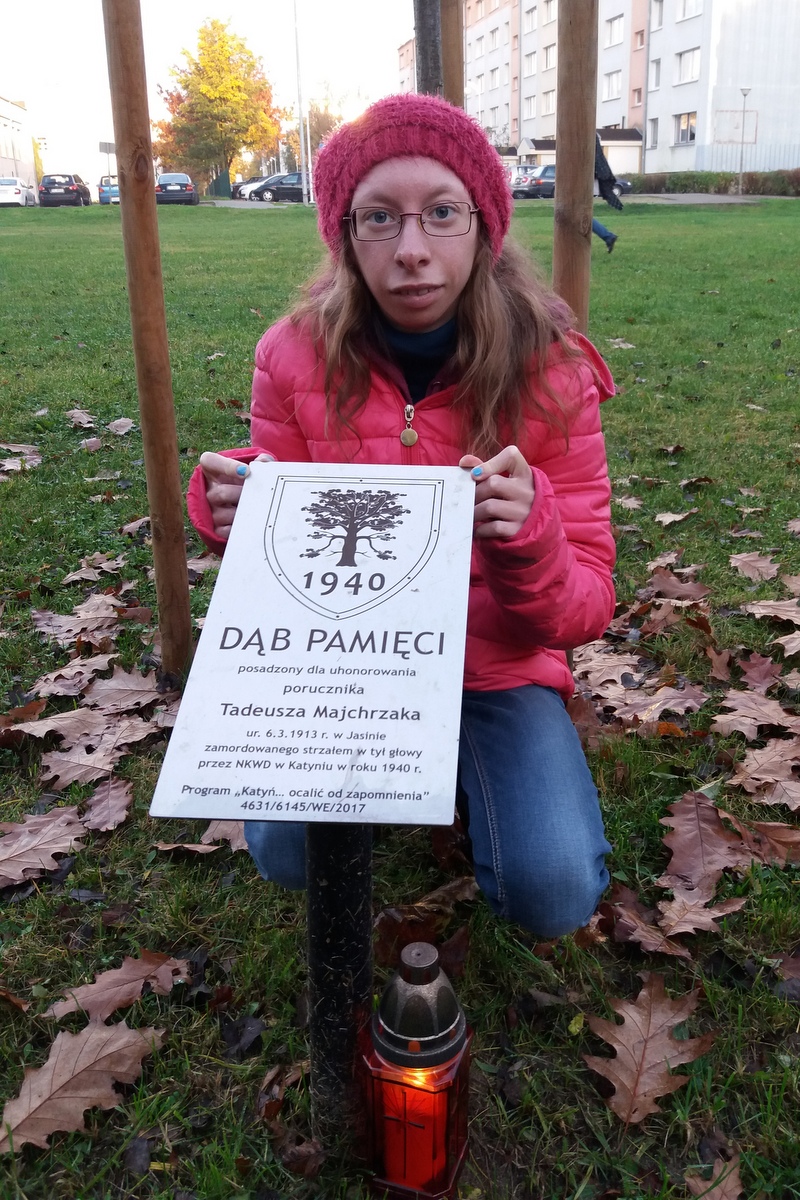 Marta Kuźma z babcią i mamą zapaliła znicze na na Cytadeli na grobie doktora Witaszka na grobie pomordowanych w obozie w Żabikowie, w Forcie VII przy Ścianie Śmierci oraz przy Dębie upamiętniającym zamordowanego w Katyniu porucznika Tadeusza Majchrzaka 