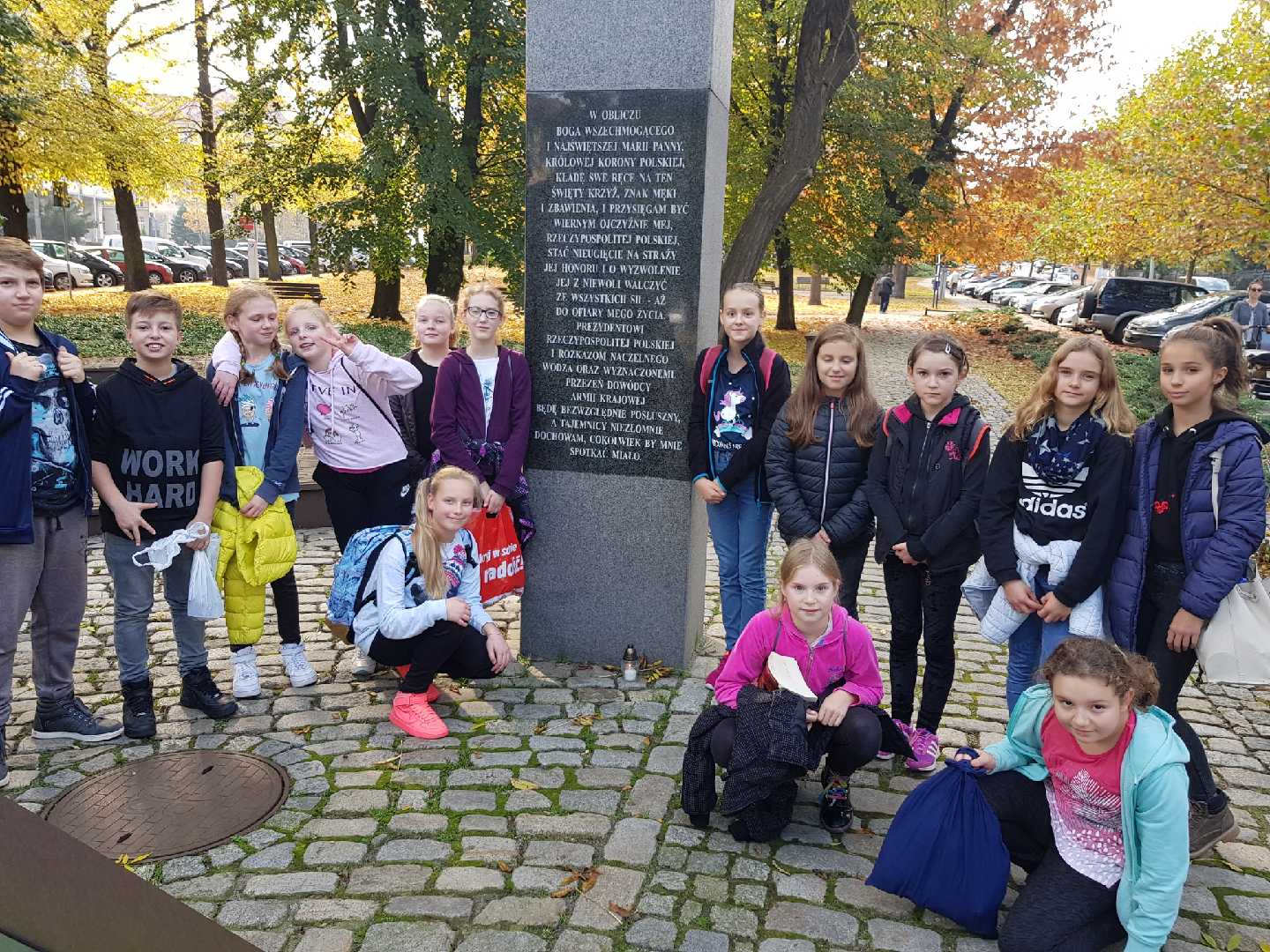 Uczniowie SP 51 w Poznaniu wzięli zapalili znicz pamięci na terenie Poznania i Warszawy