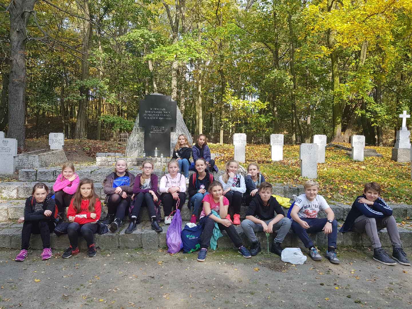 Uczniowie SP 51 w Poznaniu wzięli zapalili znicz pamięci na terenie Poznania i Warszawy