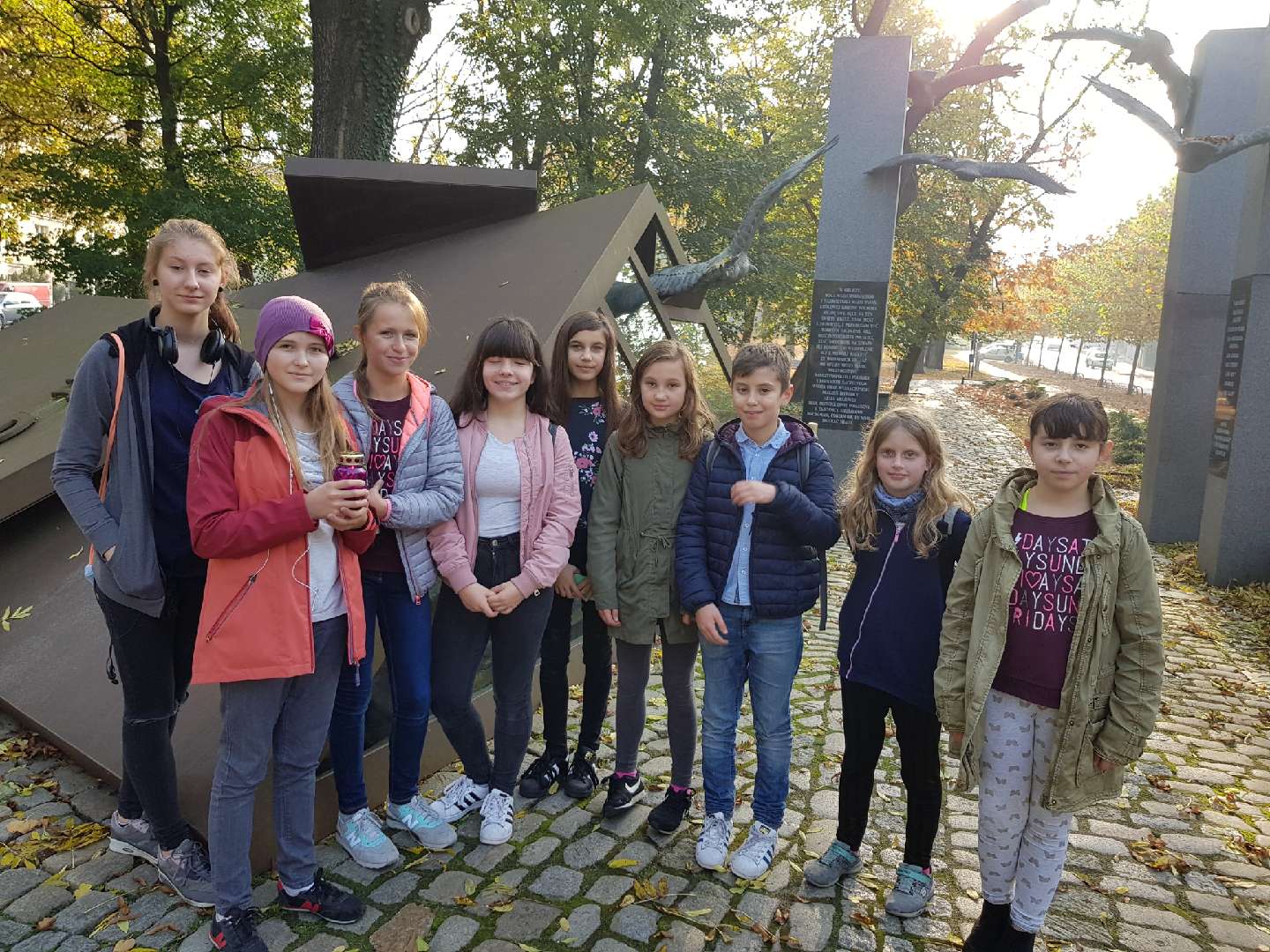 Uczniowie SP 51 w Poznaniu wzięli zapalili znicz pamięci na terenie Poznania i Warszawy