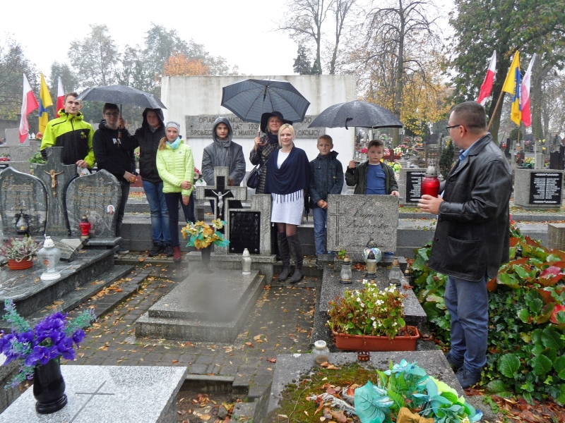 Trzemeszno. Zbiorowa mogila ofiar II wojny swiatowej. Uczniowie SP nr 1, Gimnazjum, ZSOiZ oraz mieszkancy Trzemeszna.