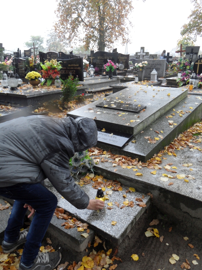 Trzemeszno. Znicz na grobie rodziców bl. ks. St. Kubskiego zamęczonego w obozie w Dachau.
