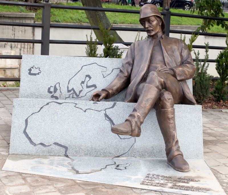 ławeczka rogozińskiego kalisz - Danuta Synkiewicz