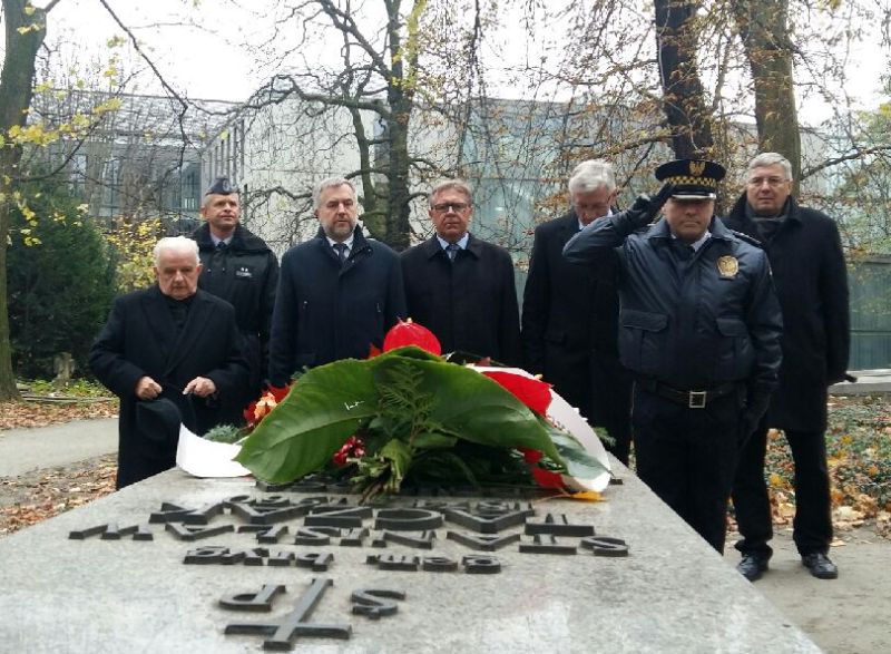 składanie zniczy cmentarz zasłużonych wielkopolan - Magda Konieczna