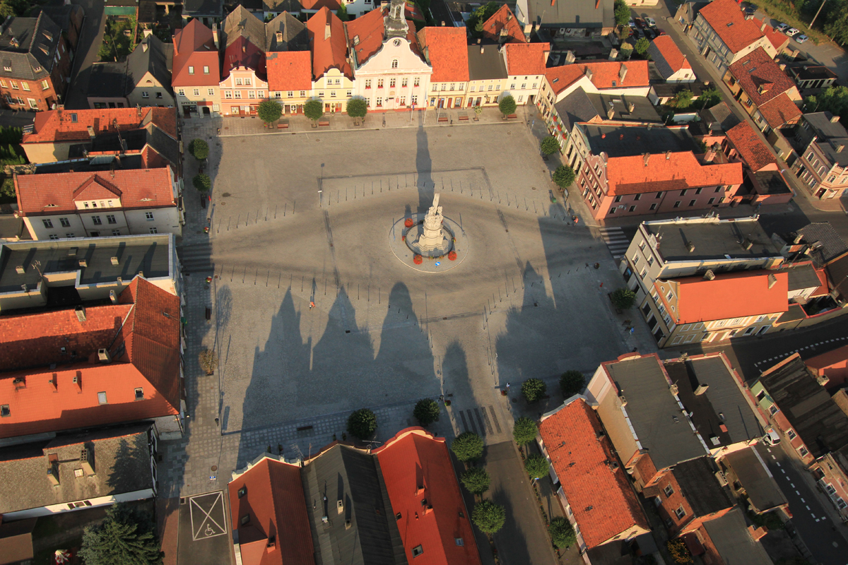 rynek rydzyna rzeźba morowa - Kolumna morowa pośrodku rynku. Urząd Miasta i Gminy w Rydzynie