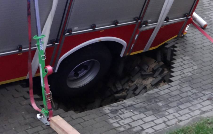 Jezdnia zapadła się pod wozem strażackim Kalisz - faktykaliskie.pl