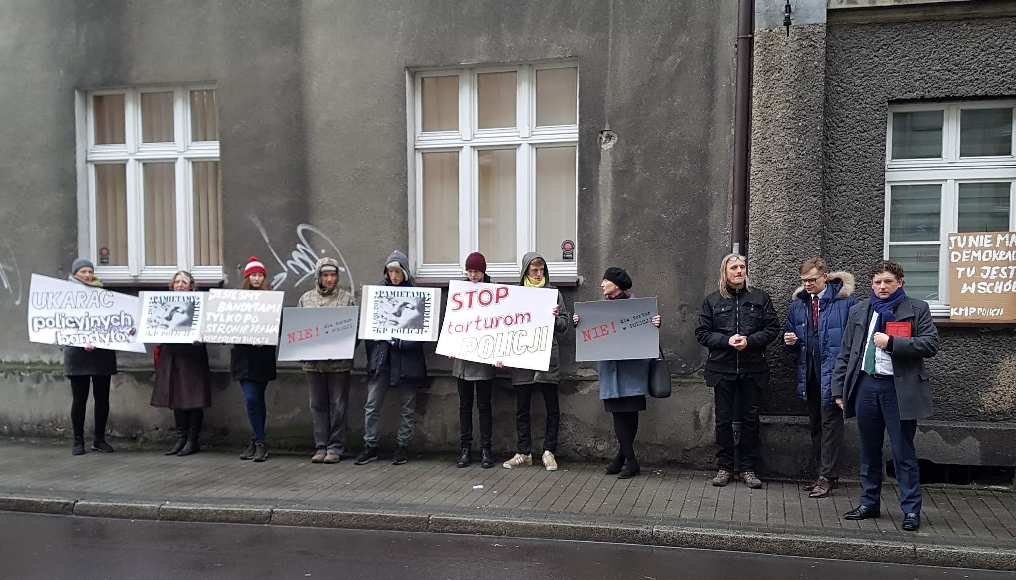 pikieta ostrow sąd policjanci - infostrow.pl