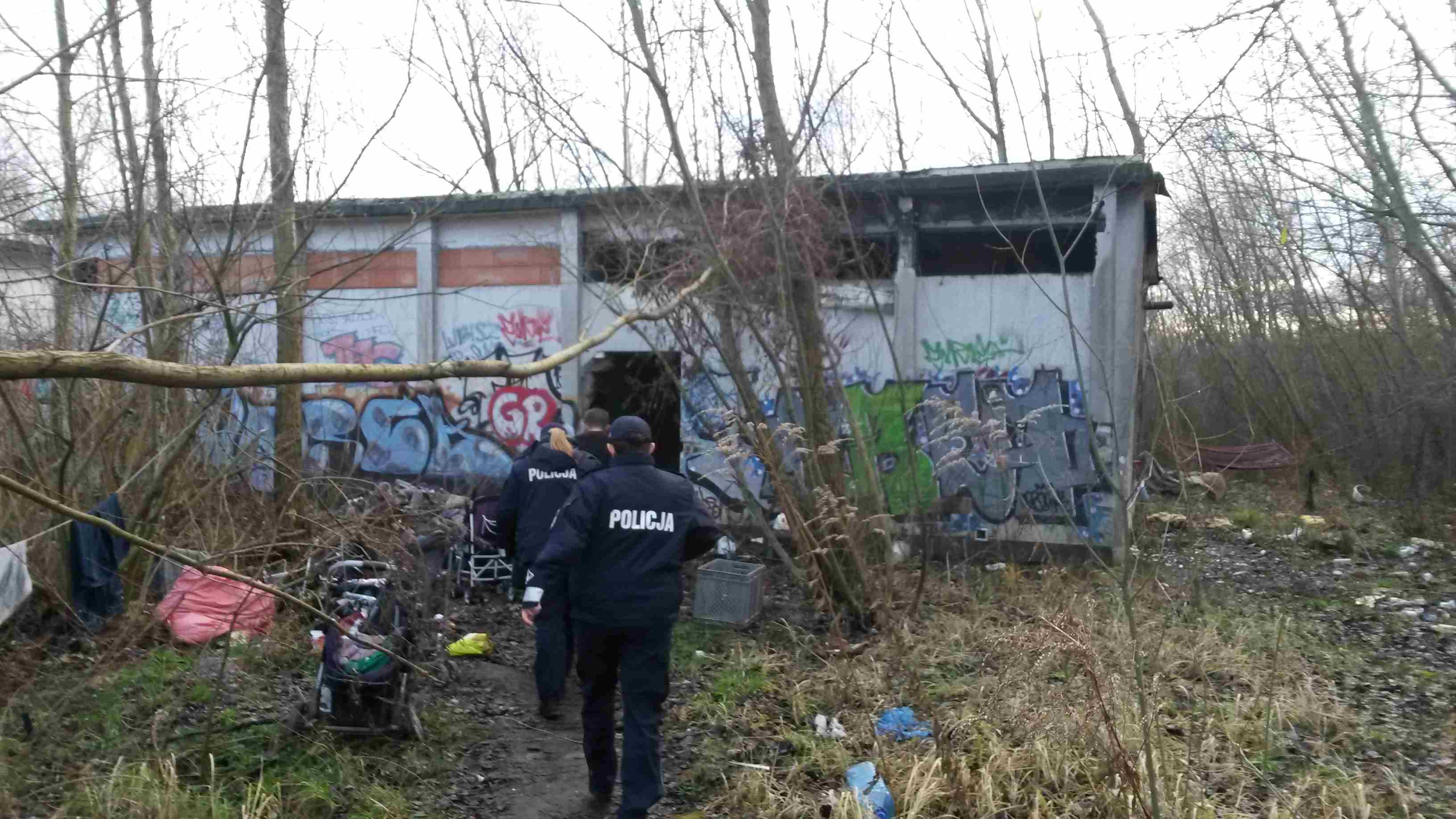 przekazali paczki bezdomnym, pustostan - Jacek Butlewski