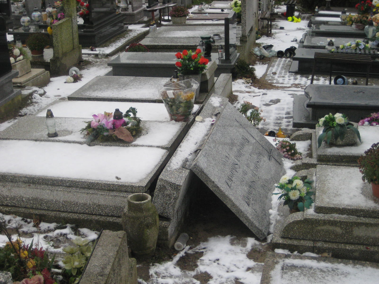 cmentarz gniezno wandale - Rafał Muniak