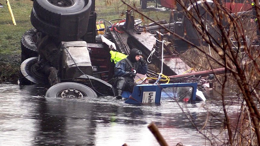 piła wypadek most - Policja