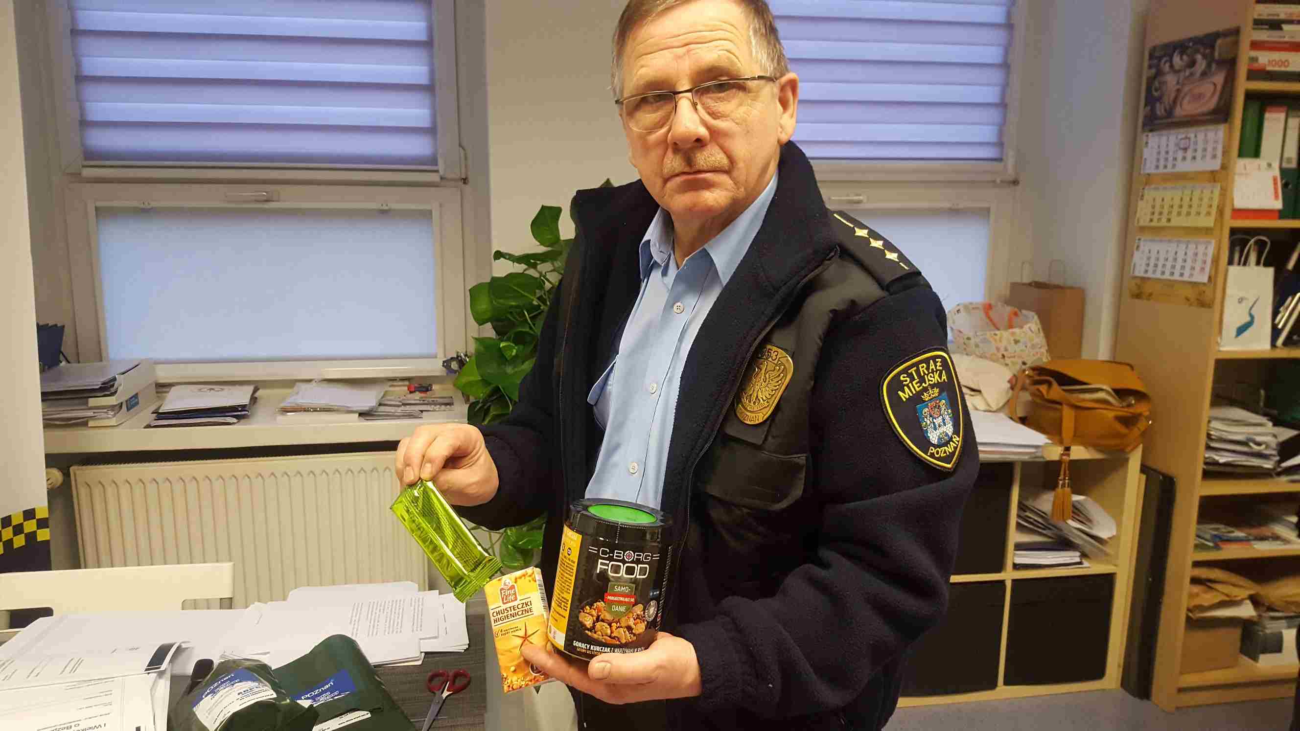 straż miejska poznań paczka dla bezdomnych - Michał Jędrkowiak