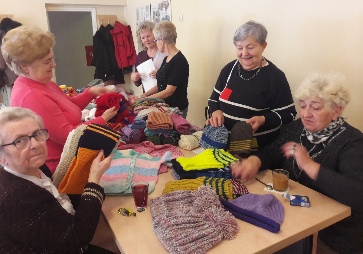 seniorki dziergały dla Afganistanu - Aleksandra Braciszewska-Benkahla