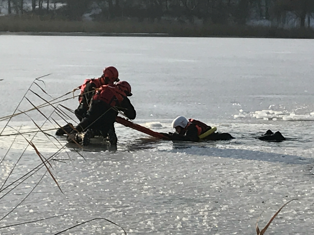 straż pożarna ćwiczenia na lodzie - PSP Gniezno