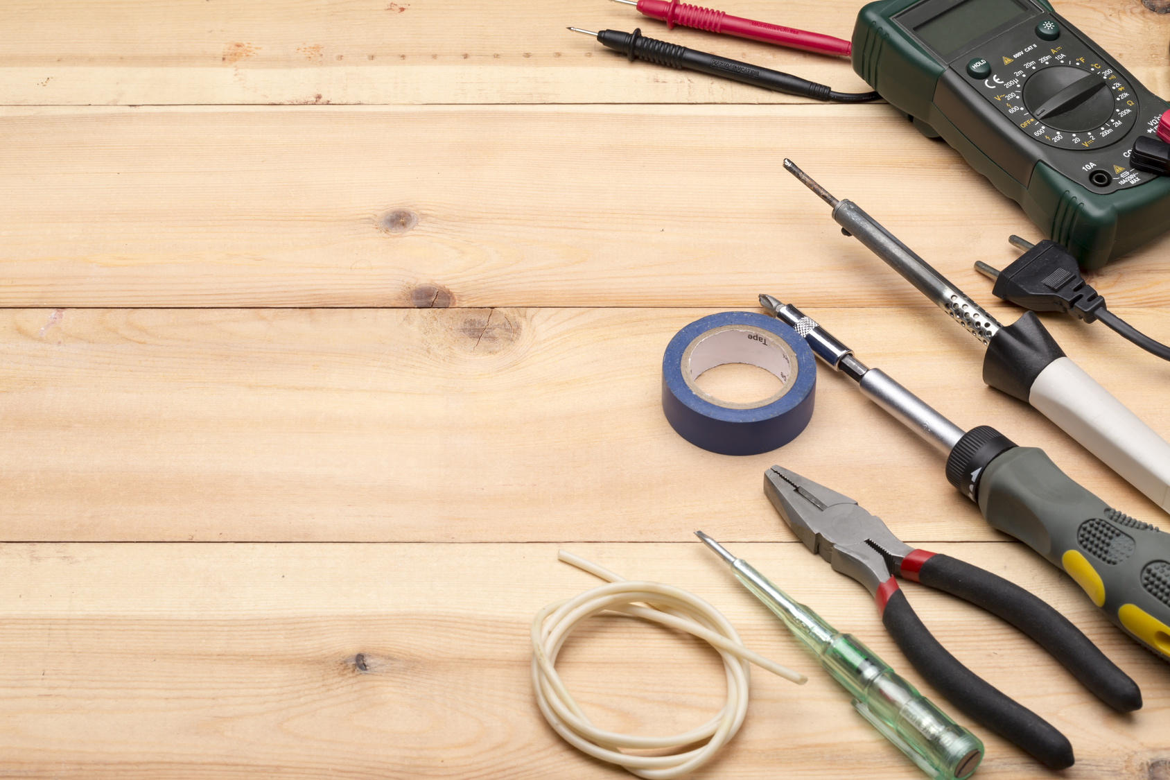 narzędzia kombinerki śrubokręt lutownica - Fotolia