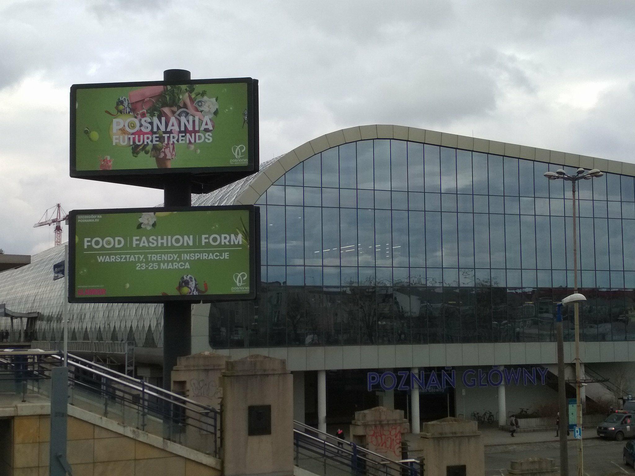 dworzec główny poznań słup reklamowy - Kacper Witt