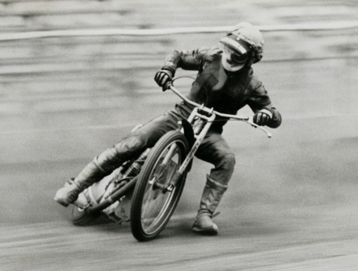Kazimierz Adamczak jako pierwszy w latach siedemdziesiątych startował w lidze angielskiej. Przed nim w 1960 r. w Anglii startował również H. Żyto - Kazimierz Adamczak jako pierwszy w latach siedemdziesiątych startował w lidze angielskiej. Przed nim w 1960 r. w Anglii startował również H. Żyto/ Archiwum Państwowe w Lesznie, Klub Sportowy Unia Leszno