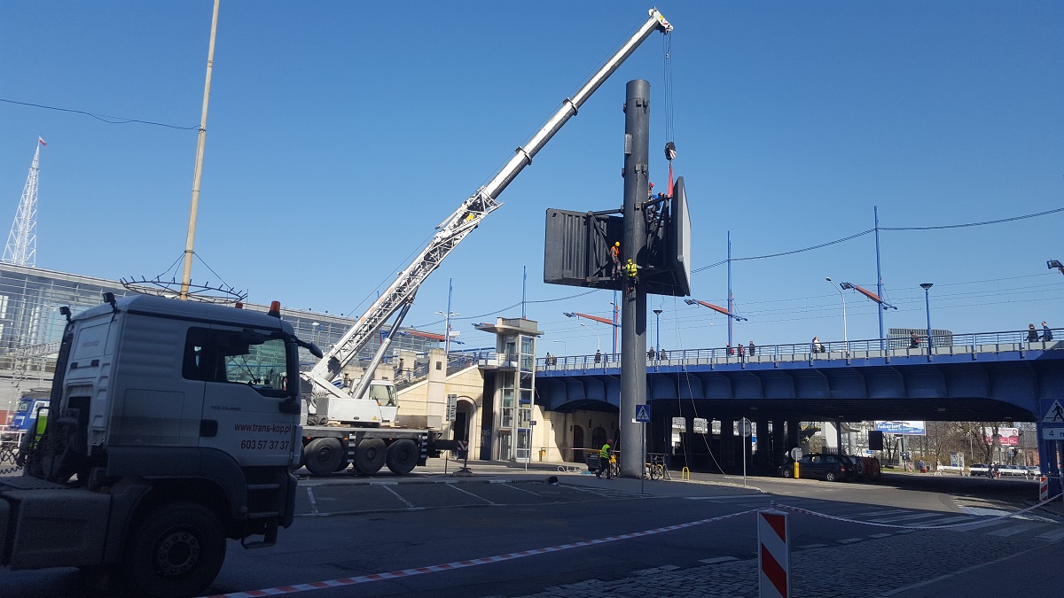 rozbierają reklame1 - Michał Jędrkowiak