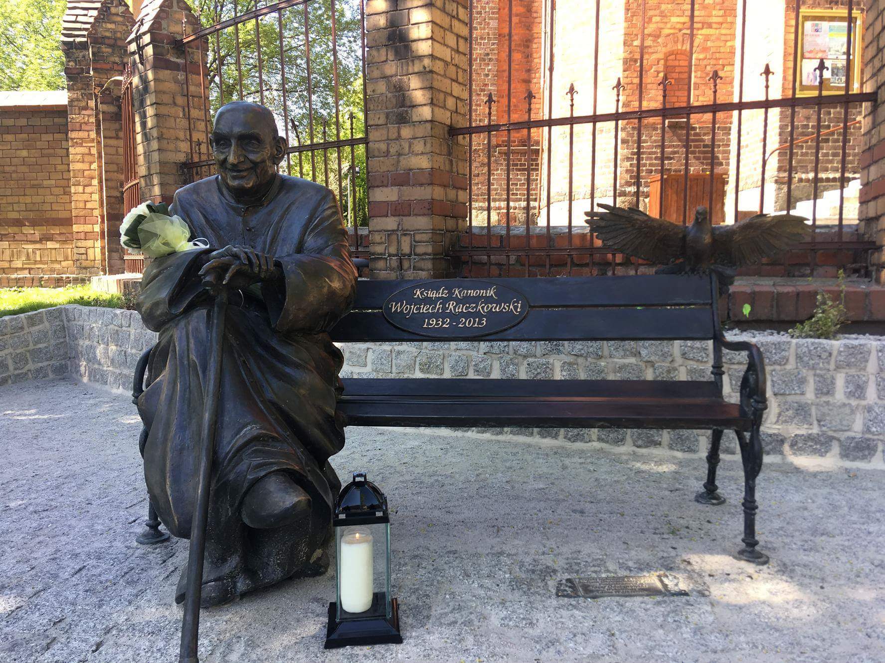 Ławeczka księdza Raczkowskiego środa Wielkopolska - Rafał Regulski