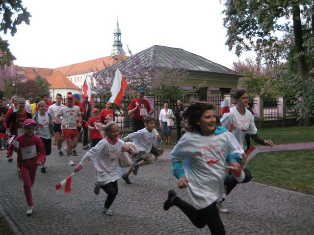 bieg z flagą Kalisz 2011 - Danuta Synkiewicz