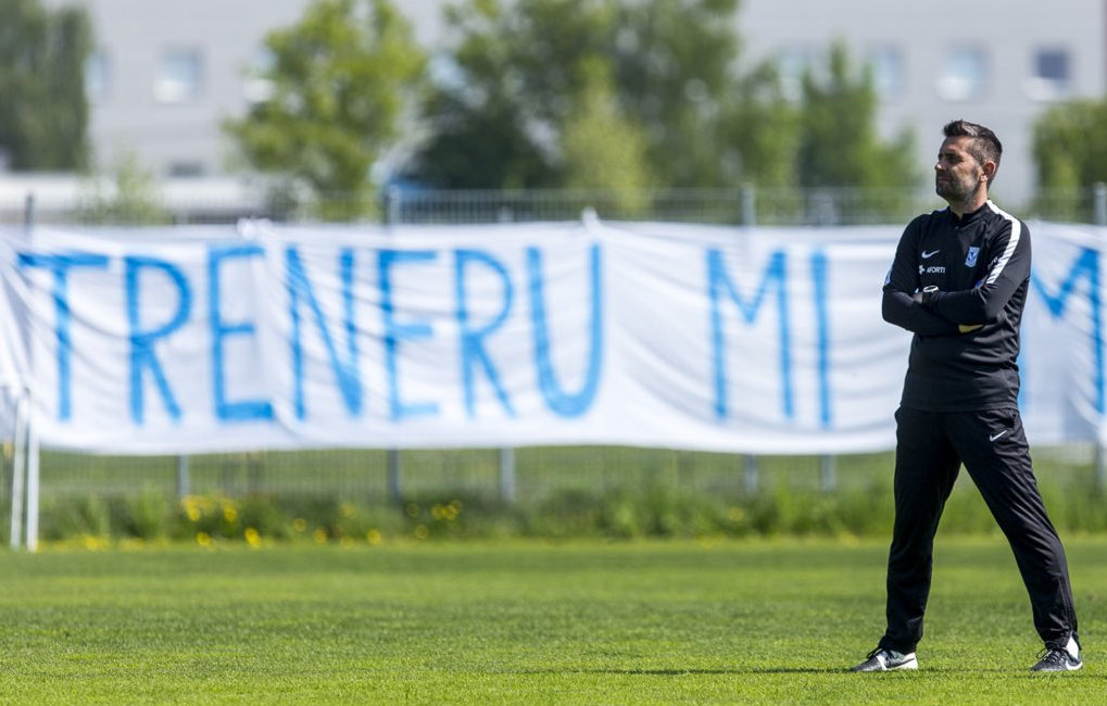 nenad bjelica transparent lech poznań - Lech Poznań/Twitter