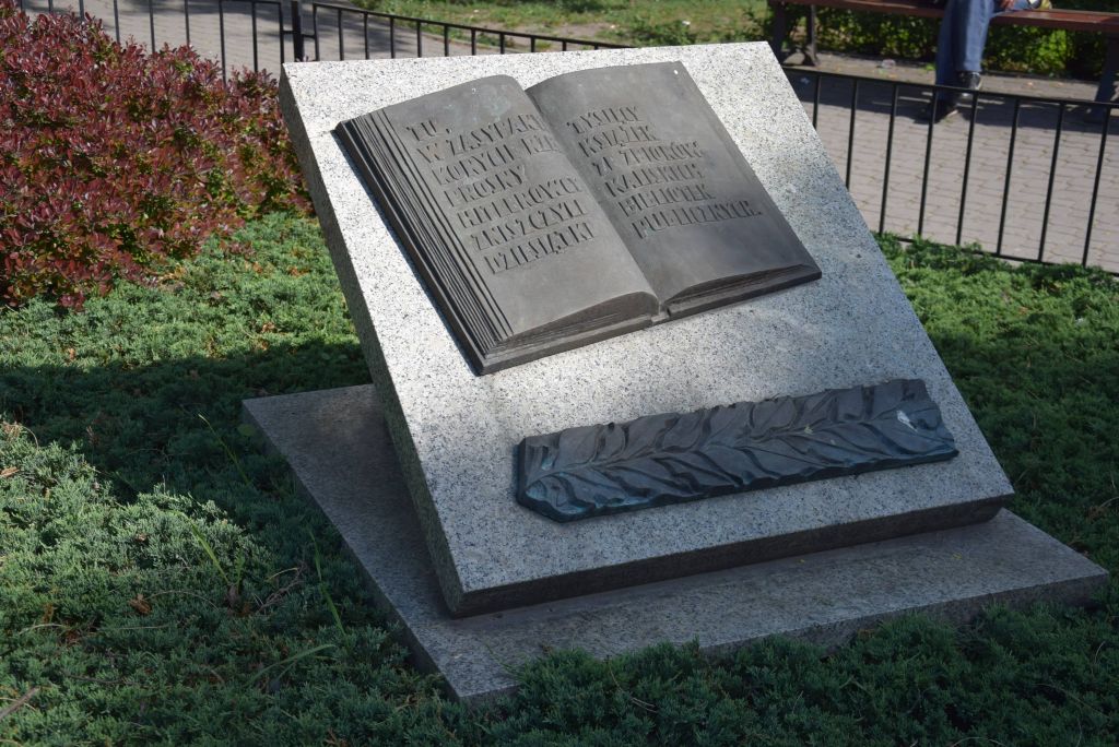 pomnik książki kalisz - Danuta Synkiewicz