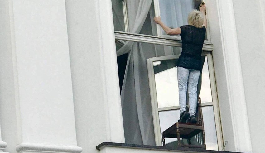 kobieta w oknie kalisz - kalisz24.info.pl