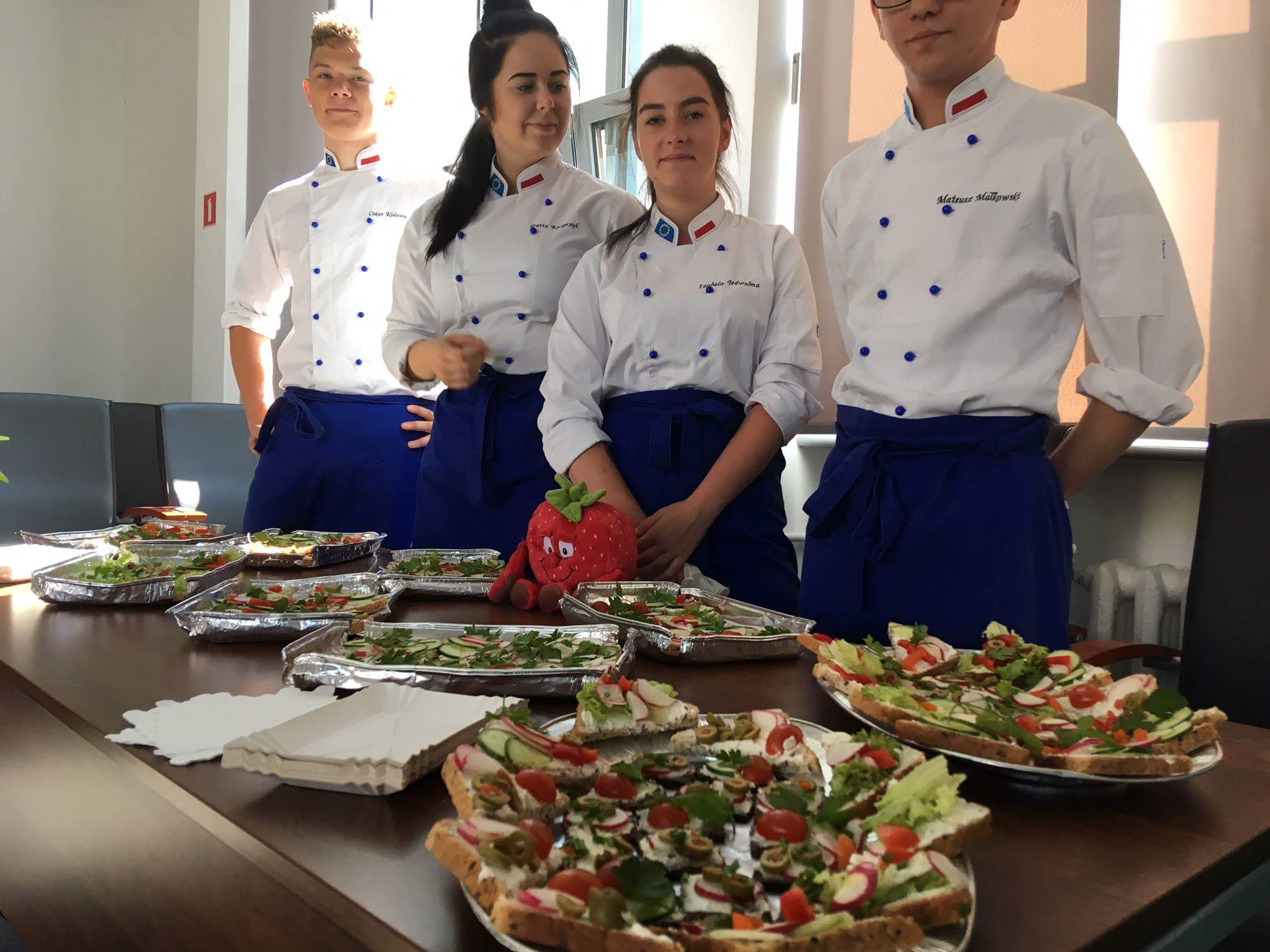 Gnieźnieńska młodzież częstuje kanapkami - Rafał Muniak