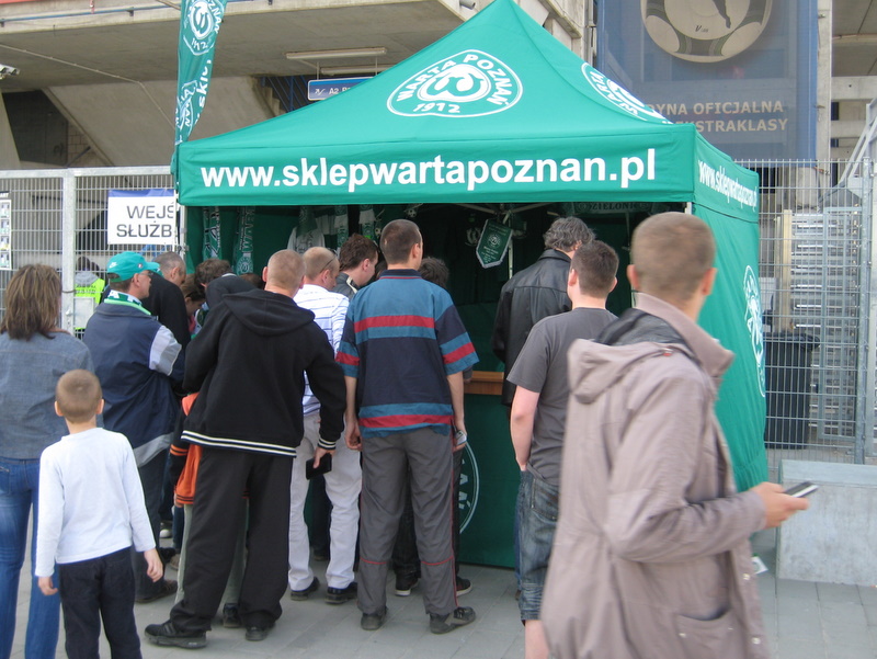 Kibice Warty przed stadionem - Jacek Butlewski