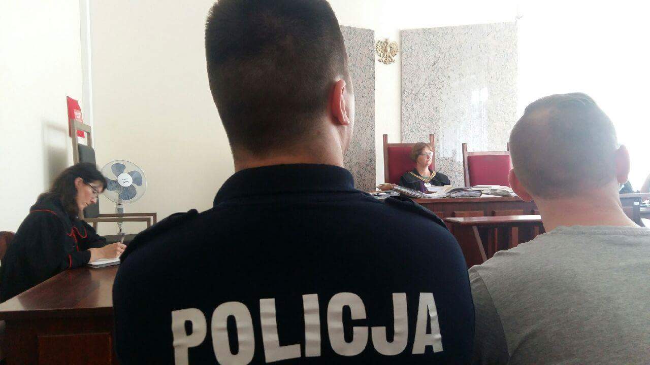 Konwojenci rozprawa - Magdalena Konieczna