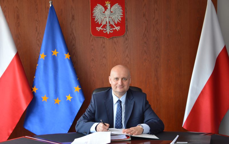 wojewoda Zbigniew Hoffmann biurko podpis - Wielkopolski Urząd Wojewódzki