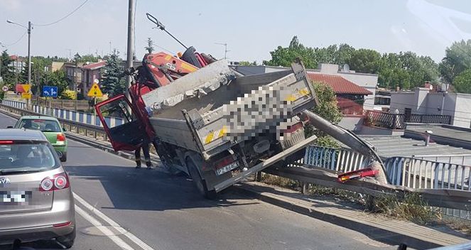swarzedz wypadek wiadukt ciężarówka
