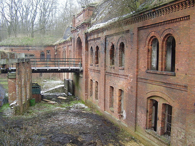 Fort III - koszary - Rzuwig - wikipedia.org