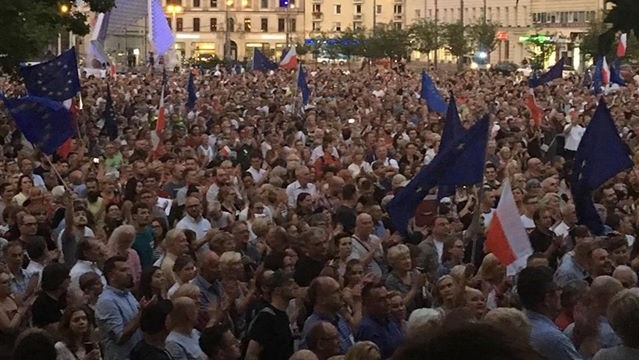 prostest sądy łańcuch światła jacek butlewski - Jace Butlewski