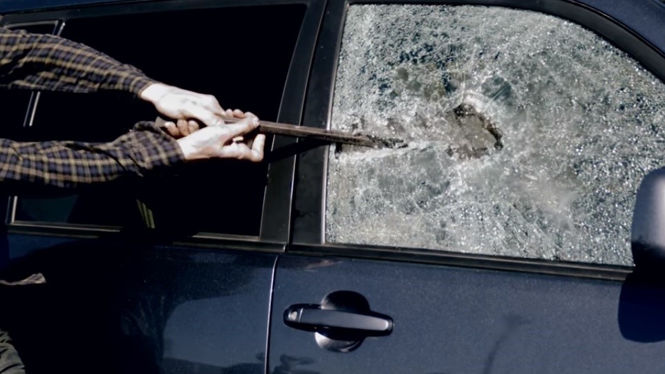 auto dziecko rozbita szyba parking - RedCastle Crusade