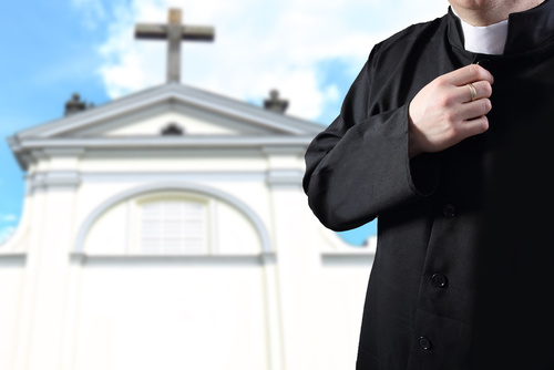 ksiądz kościół - Fotolia