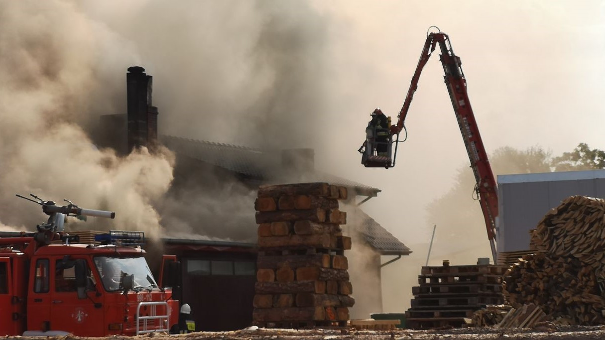 wielki pożar stolarni bniewy pod ostrowem - www.ostrow24.tv