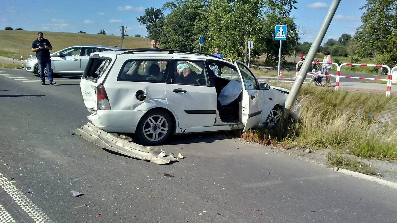 Auto uderzyło w latarnię - Pomoc Drogowa Car Center
