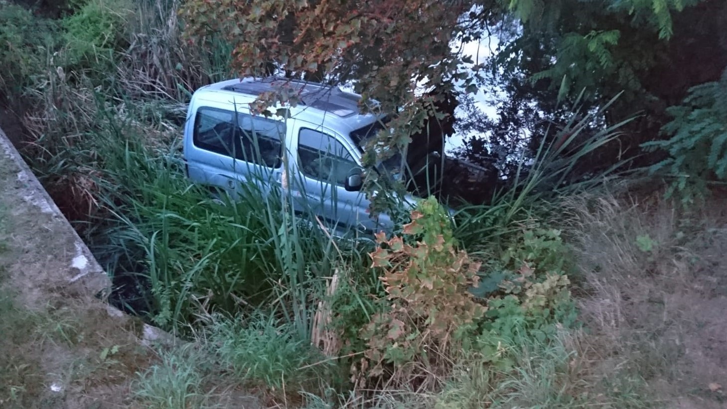 samochód wpadł do stawu - KPP Kościan