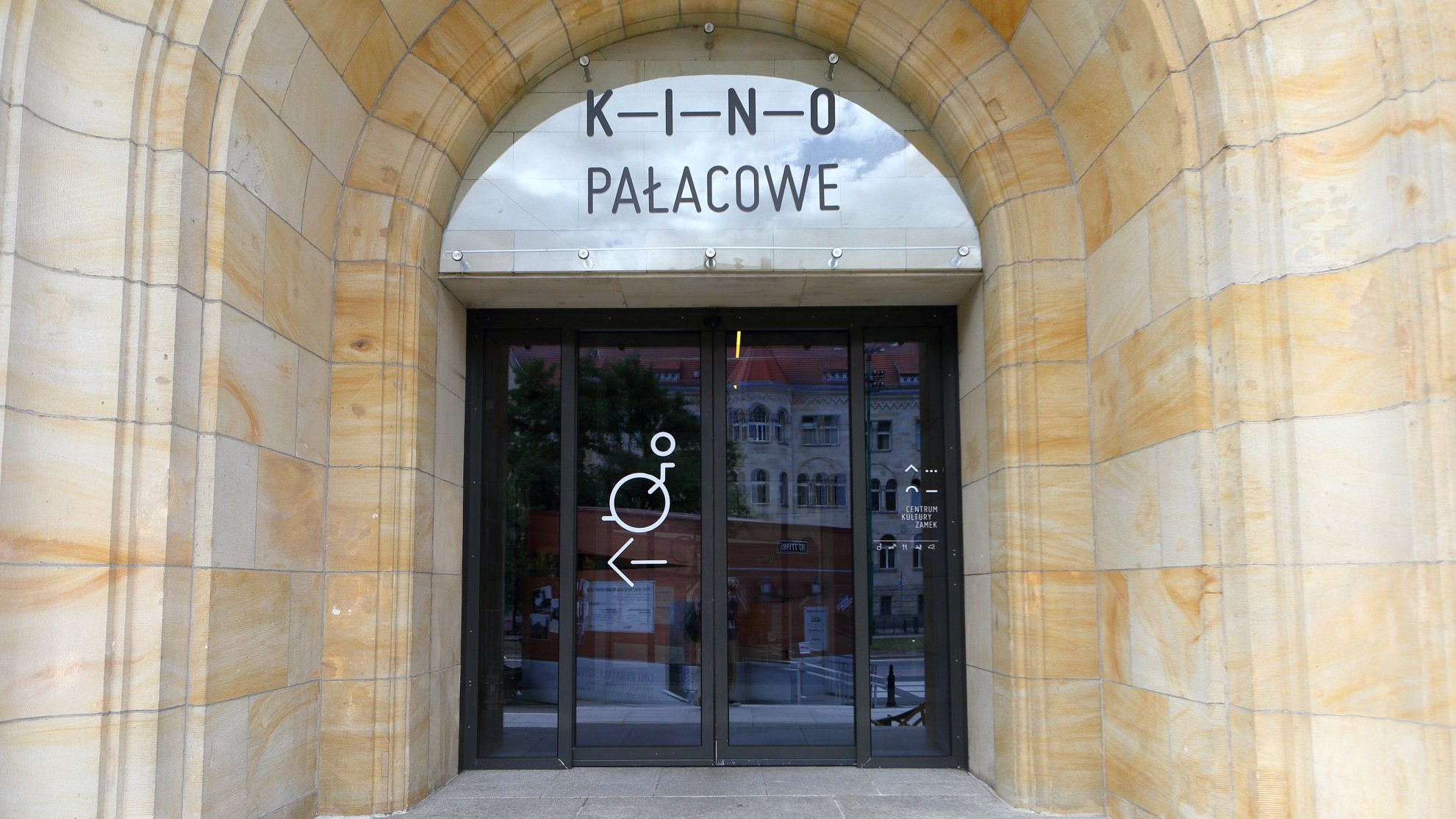 kino pałacowe centrum kultury - http://www.nicsietuniedzieje.pl
