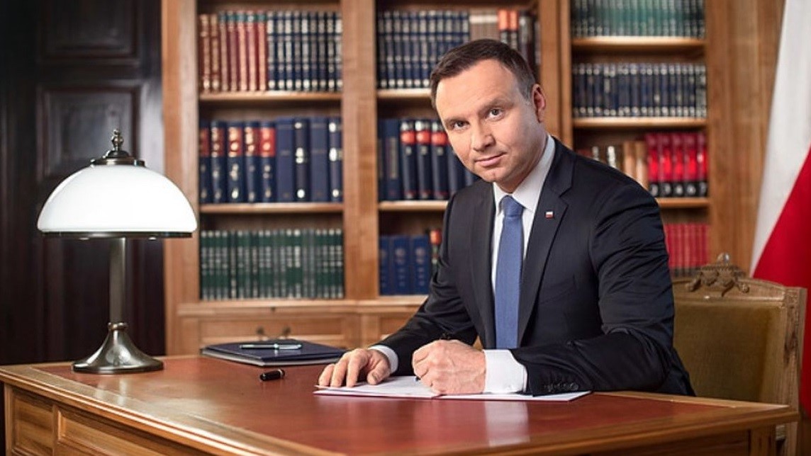 andrzej duda podpisuje umowe - KPRP