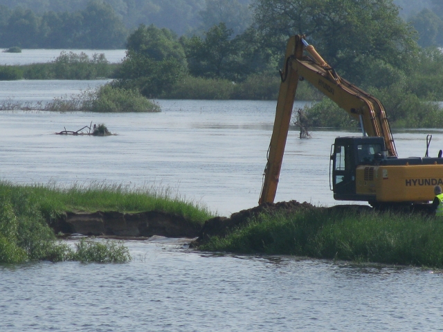 Koparka na wale przeciwpowodziowym 20100531 - Anna Skoczek