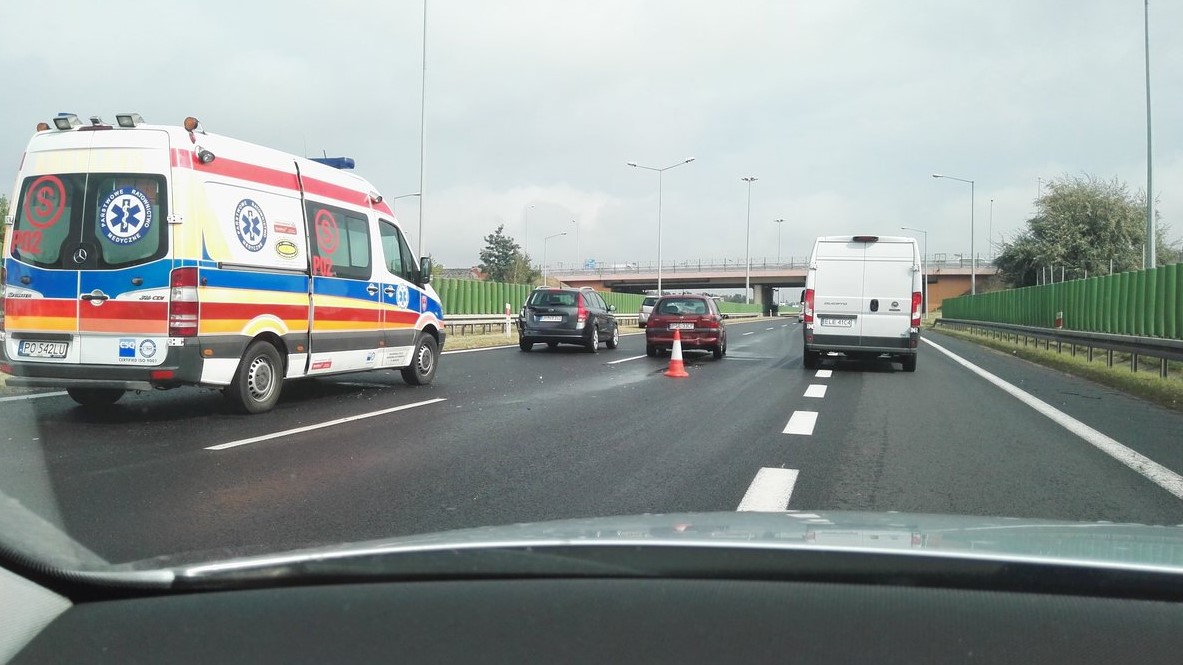 zderzenie dwóch aut na 163 km A2 - Piotr Drozdowski Twitter/ MotoSygnały