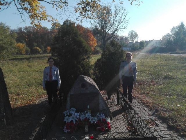 3 Drużyna harcerska i 3 Drużyna starszoharcerska Czarne stopy z Kościelca - Obelisk poświęcony pamięci harcerzy rozstrzelanych przez hitlerowców w Kościelcu
